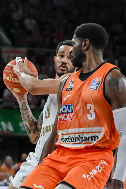 的高层官员 的高层官员